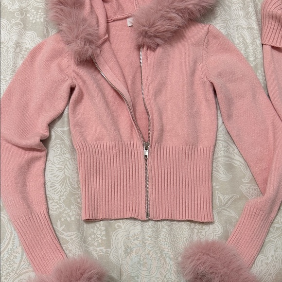 Chic Pink set with fuzzy sleeves and fuzzy hoodie - Picture 6 of 6